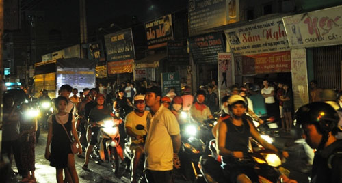 Huy động xe thang dập đám cháy chưa tới 4 mét vuông - 2