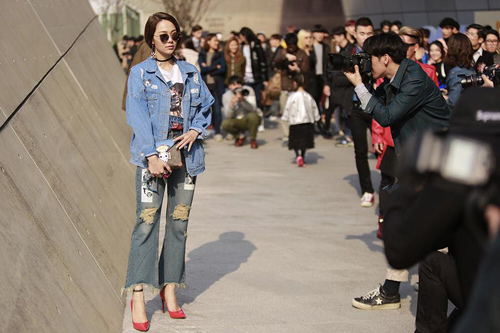 Minh Hằng được “săn đón” ở tuần lễ thời trang Seoul - 1