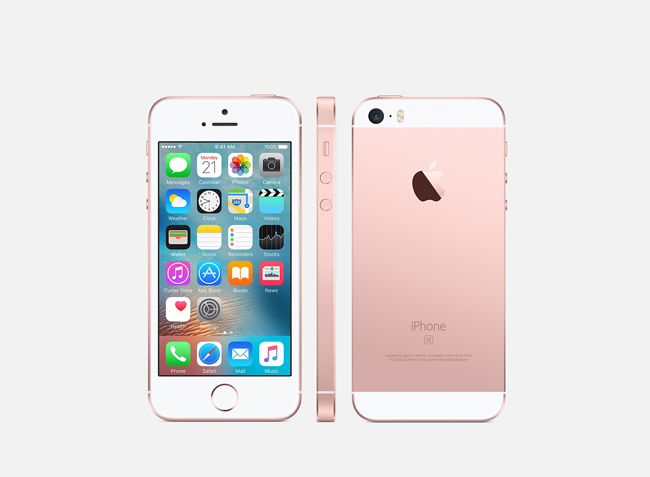 iPhone SE được xem là cải tiến thụt lùi của “nhà táo” khi đem dây chuyền sản xuất cũ của chiếc iPhone 5s sau đó nhét phần “hồn” của chiếc iPhone 6s vào để “móc túi” người dùng.