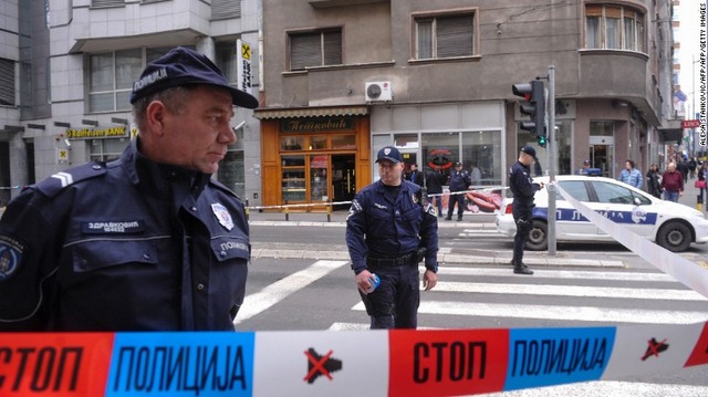 Serbia: Mời nhân viên hàng bánh ra ngoài để tiện đánh bom - 1