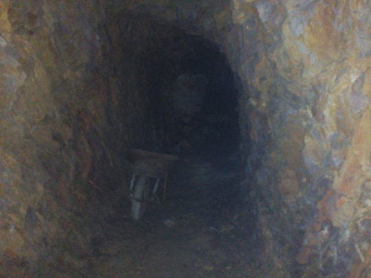 Sẽ lấp "hầm rượu” xuyên núi của bí thư huyện - 1