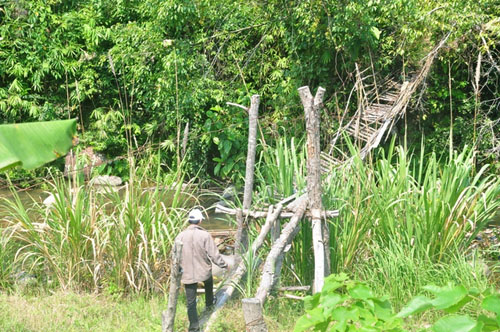 Cầu treo “treo” mãi, dân vượt sông bằng săm ô tô - 2