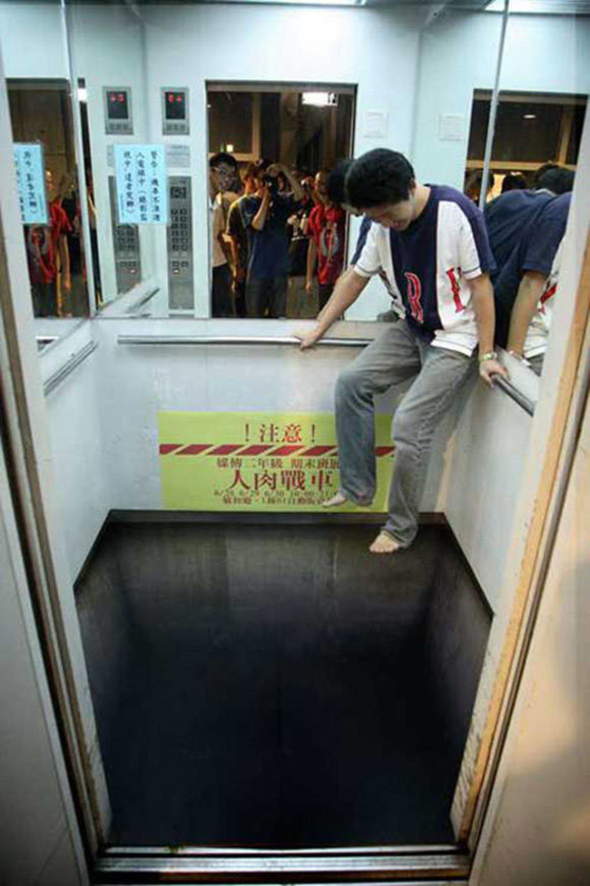  Chắc chắn sẽ nhiều người thót tim khi bước vào chiếc thang máy này.