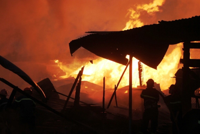 TP.HCM: Xưởng gỗ chìm trong biển lửa lúc rạng sáng - 1