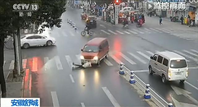 Video: Cô gái TQ bị xe hơi chẹt trong 48 giây - 1