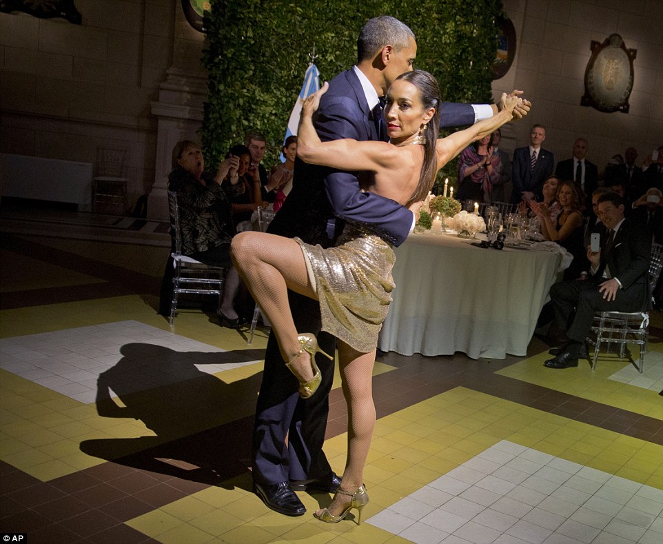 Obama lúng túng nhảy tango với vũ nữ chuyên nghiệp - 1
