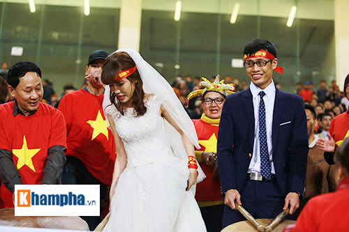 Việt Nam đại thắng, cặp đôi làm "đám cưới" ngay ở Mỹ Đình - 3