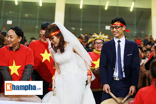 Việt Nam đại thắng, cặp đôi làm "đám cưới" ngay ở Mỹ Đình - 4