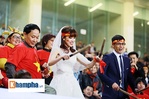 Việt Nam đại thắng, cặp đôi làm "đám cưới" ngay ở Mỹ Đình - 6