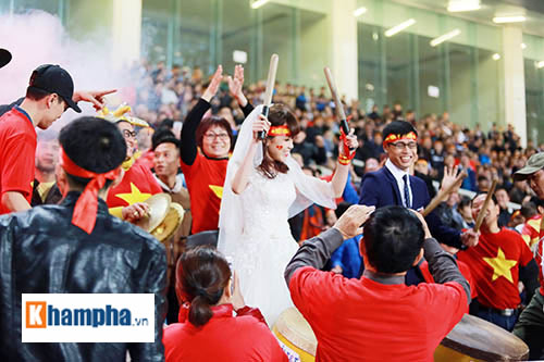 Việt Nam đại thắng, cặp đôi làm "đám cưới" ngay ở Mỹ Đình - 7