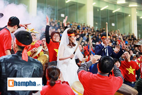 Việt Nam đại thắng, cặp đôi làm "đám cưới" ngay ở Mỹ Đình - 8