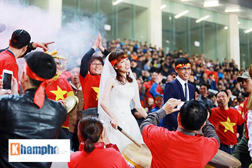Việt Nam đại thắng, cặp đôi làm "đám cưới" ngay ở Mỹ Đình - 9