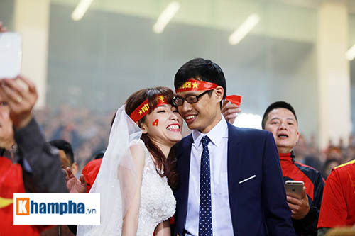 Việt Nam đại thắng, cặp đôi làm "đám cưới" ngay ở Mỹ Đình - 2