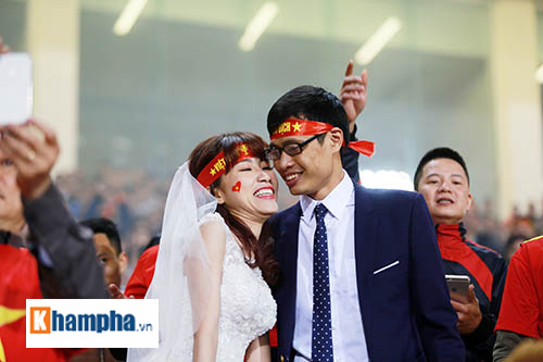 Việt Nam đại thắng, cặp đôi làm "đám cưới" ngay ở Mỹ Đình - 11
