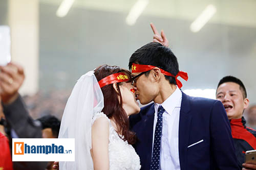 Việt Nam đại thắng, cặp đôi làm "đám cưới" ngay ở Mỹ Đình - 1