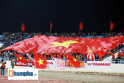 Việt Nam đại thắng, cặp đôi làm "đám cưới" ngay ở Mỹ Đình - 5