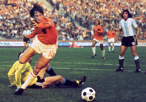 “Thánh” Cruyff: Bất tử trong lòng fan bóng đá đẹp - 1