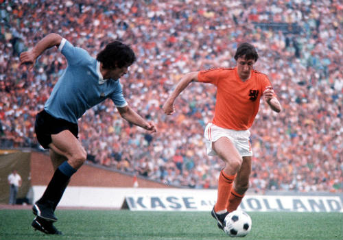 “Thánh” Cruyff: Bất tử trong lòng fan bóng đá đẹp - 4