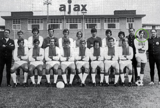 Bắt đầu gia nhập đội trẻ Ajax từ năm 10 tuổi đến ngày 15/11/1964, Cruyff đã có trận đấu ra mắt cho đội 1, qua đặt viên gạch đầu tiên cho một sự nghiệp đầy vinh quang.

