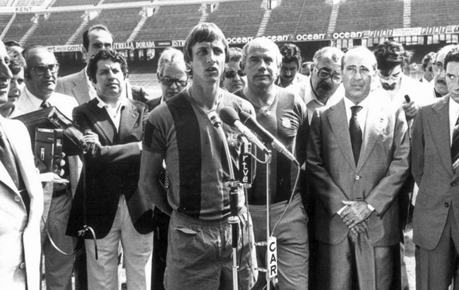 Bước ngoặt tiếp theo trong sự nghiệp quần đùi áo số của Cruyff đến vào mùa hè 1973 khi ông gia nhập Barca với giá 2 triệu đô la - kỷ lục chuyển nhượng thế giới thời điểm đó.
