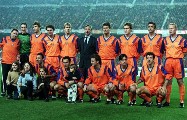 Và cùng đội bóng xứ Catalunya, Cruyff đã chinh phục 11 danh hiệu với đội hình Dream Team (1988-1996).
