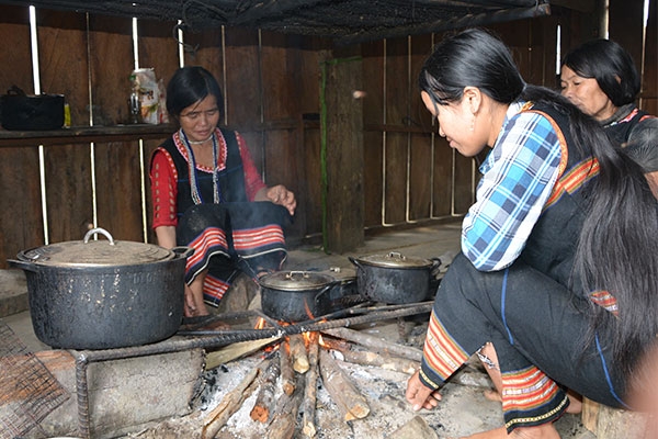 Ở nơi phụ nữ thỏa thích bắt trai trẻ làm... chồng - 2