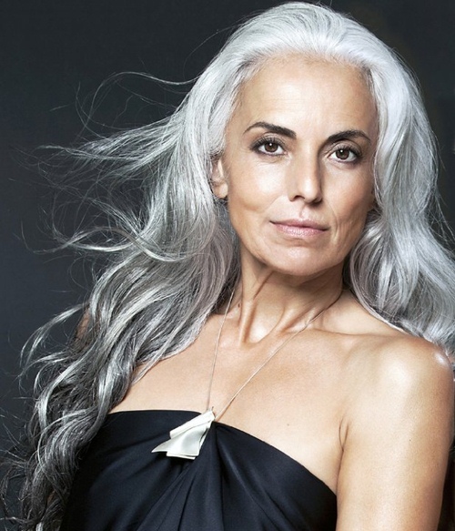 60 tuổi, siêu mẫu tóc bạc vẫn tự tin quảng cáo đồ bơi - 1