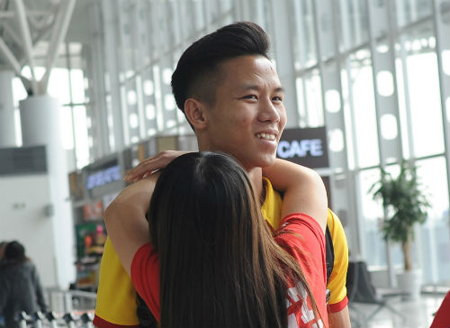 ĐTVN: Fan nữ ôm chầm khiến Văn Toàn, Ngọc Hải đỏ mặt - 1