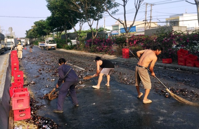 Người dân giúp dọn đống chai vỡ, tài xế rối rít cảm ơn - 1