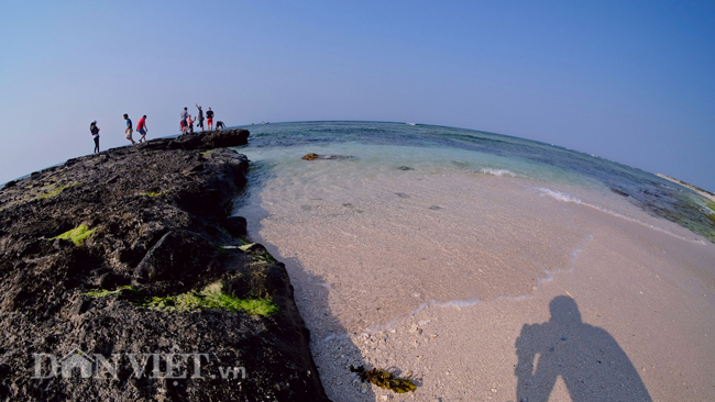 Biển xanh, cát trắng, nắng vàng là những điều thu hút du khách đến với Lý Sơn.