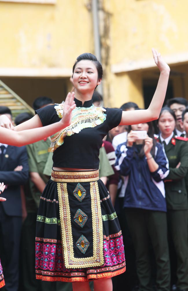 Ngắm Hoa khôi Học viện An ninh trong điệu nhảy dân vũ - 3