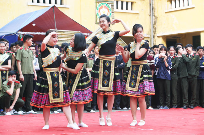 Ngắm Hoa khôi Học viện An ninh trong điệu nhảy dân vũ - 2