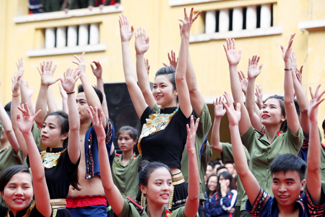 Ngắm Hoa khôi Học viện An ninh trong điệu nhảy dân vũ - 6