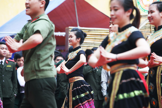 Ngắm Hoa khôi Học viện An ninh trong điệu nhảy dân vũ - 4