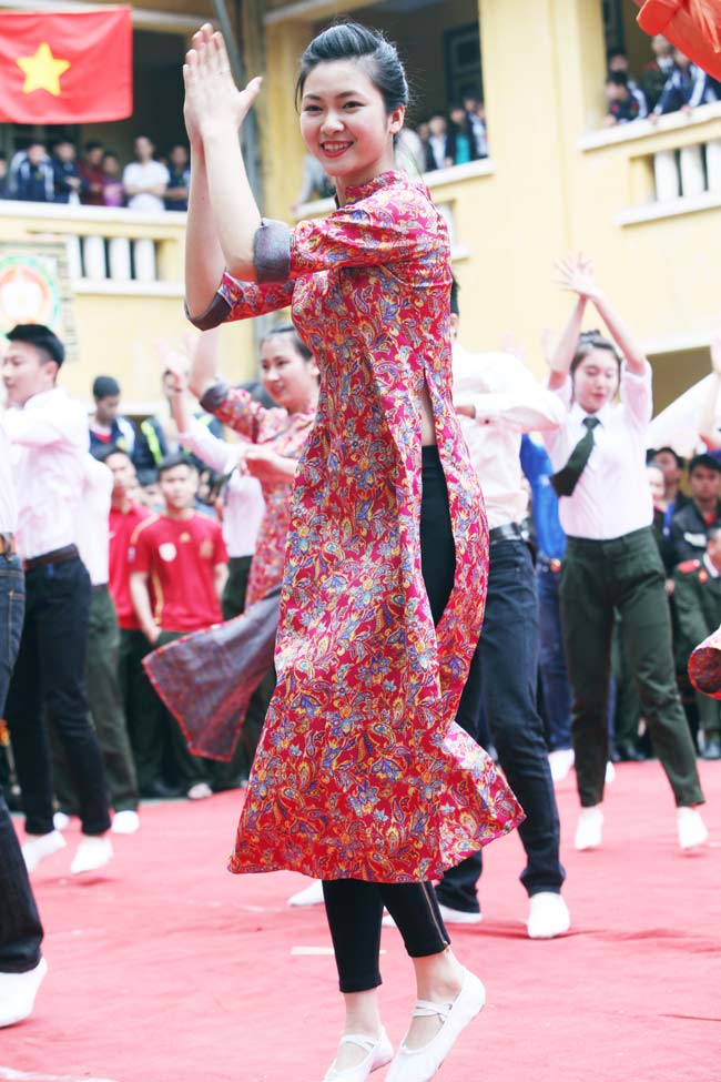 Ngắm Hoa khôi Học viện An ninh trong điệu nhảy dân vũ - 9