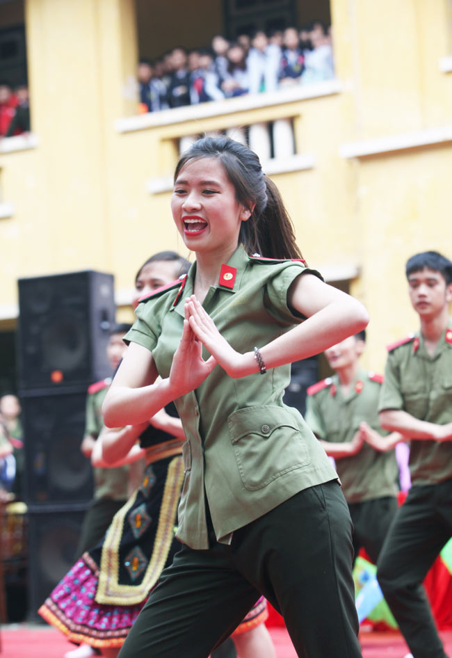 Ngắm Hoa khôi Học viện An ninh trong điệu nhảy dân vũ - 2