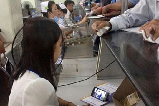 Bắt bệnh nhân đợi 4 tiếng vì bận “nghịch” điện thoại? - 1