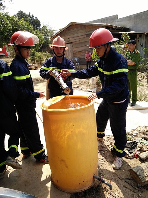 Xe cứu hỏa tiếp nước sinh hoạt khẩn cấp cho vùng bị hạn - 2