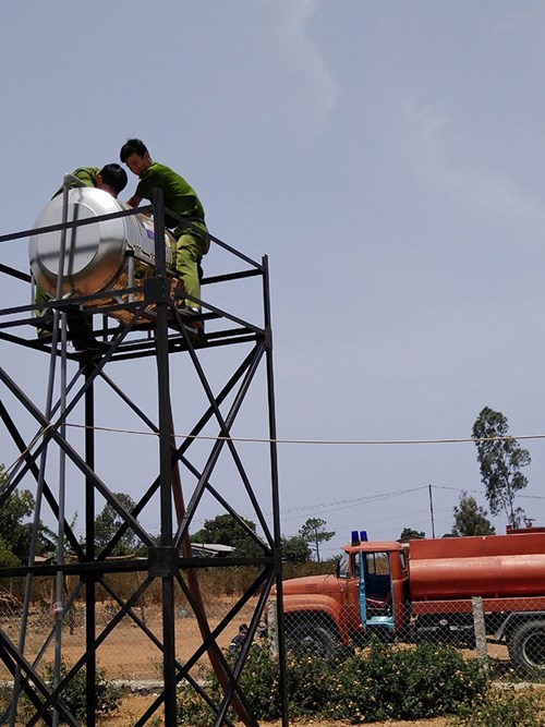 Xe cứu hỏa tiếp nước sinh hoạt khẩn cấp cho vùng bị hạn - 3