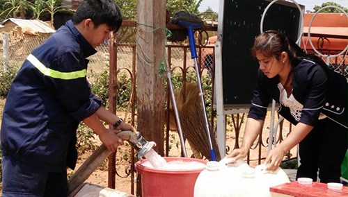 Xe cứu hỏa tiếp nước sinh hoạt khẩn cấp cho vùng bị hạn - 4