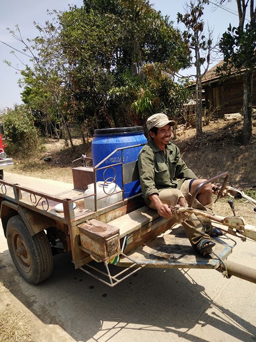 Xe cứu hỏa tiếp nước sinh hoạt khẩn cấp cho vùng bị hạn - 5