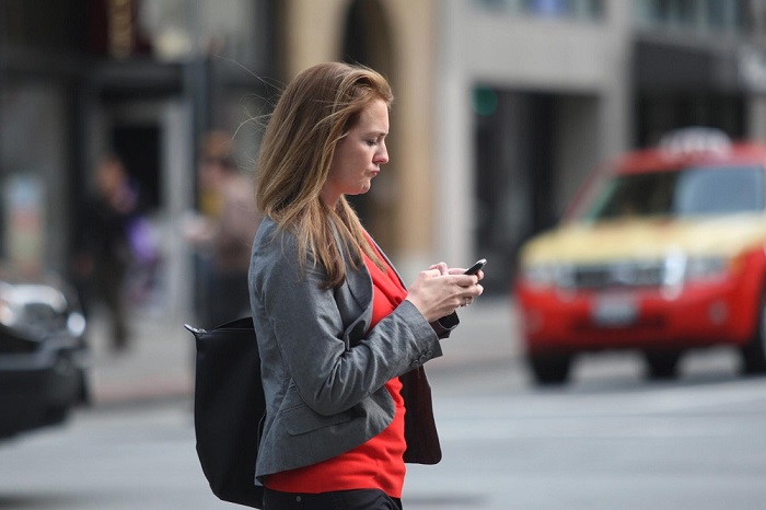 Mỹ: Vừa đi bộ vừa nhắn tin có thể bị phạt tù - 1