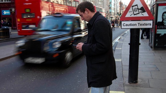 Mỹ: Vừa đi bộ vừa nhắn tin có thể bị phạt tù - 4