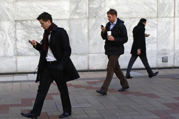 Mỹ: Vừa đi bộ vừa nhắn tin có thể bị phạt tù - 3