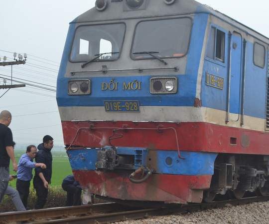 Tàu hỏa tông xế hộp biển Lào chở 4 người bay xuống ruộng - 2