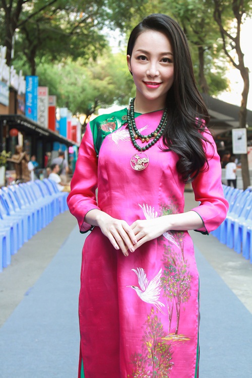 Linh Nga, Hồng Nhung đọ sắc đằm thắm với áo dài - 1