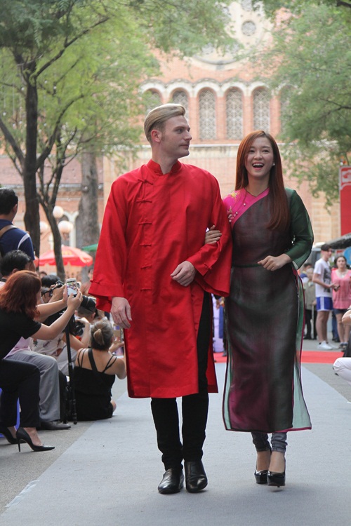 Linh Nga, Hồng Nhung đọ sắc đằm thắm với áo dài - 8