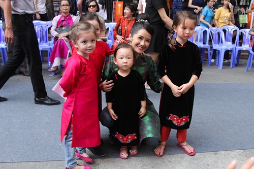 Linh Nga, Hồng Nhung đọ sắc đằm thắm với áo dài - 10