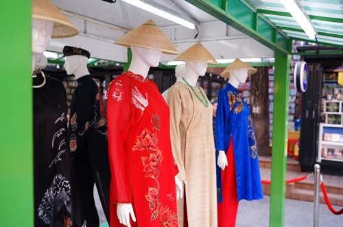 Linh Nga, Hồng Nhung đọ sắc đằm thắm với áo dài - 11