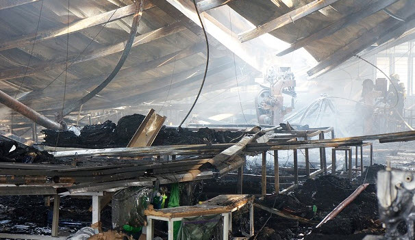 Cháy lớn, công ty may túi xách ở Sài Gòn bị đổ sập - 1